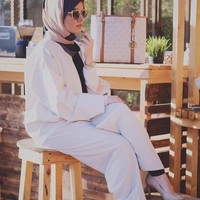 Wanita cantik ini juga selalu mengenakan pashmina sebagai hijabnya. Gaya hijab tumbuk mengenakan satu layer hijab ini jadi hijab khas wanita Arab. Biasanya, mereka memakai hijab tanpa peniti. Foto: Instagram/LeesaSeal