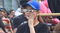 Ia pun kenakan topi biru dan kacamata. Foto: Ismail/detikHOT