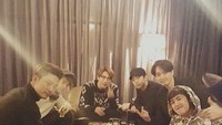 Bersama dengan anggota 2 PM lainnya, Taecyeon terlihat melahap beragam buah buahan segar. Buat yang belum tahu Taecyeon, pria tampan ini merupakan main rapper dari boyband Korea Selatan 2 PM. Foto: Instagram otaecyeonk