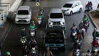 Mulai hari ini hingga 30 Juli 2018 jam 06.00 sampai 22.00 Wib dari senin hingga minggu dinas perhubungan DKI Jakarta melakukan uji coba penerapan sistem ganjil genap disejumlah jalan protokol di Jakarta.
