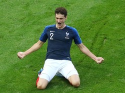 Benjamin Pavard aslinya berposisi bek tengah, tapi dia tampil luar biasa sebagai bek kanan Timnas Prancis di Piala Dunia 2018 sehingga masuk calon pengisi tim terbaik FIFA 2018. Penilaian itu diberikan untuk performa pada periode 3 Juli 2017-15 Juli 2018 (REUTERS/Pilar Olivares)