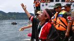 Duka Keluarga Korban KM Sinar Bangun Tabur Bunga di Danau Toba