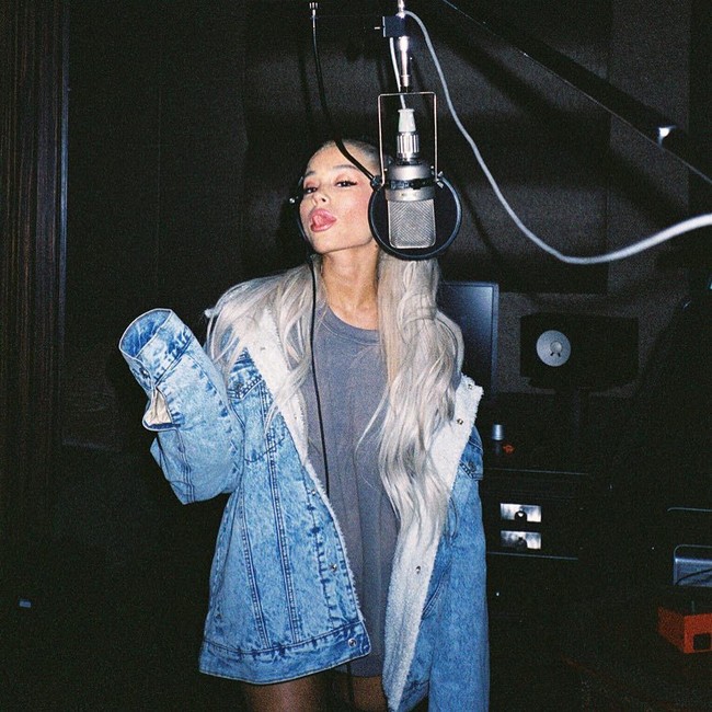 Gaya Ariana Grande yang pakai baju tanpa celana ini memang tengah jadi tren. K-Pop idol pun sering tampil seksi seperti itu. Foto: dok. Instagram (@arianagrande)