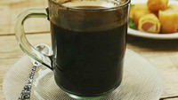 Secangkir kopi hitam dengan sepiring gorengan jadi pilihan @eamadhan.valencia mengawali pagi yang dingin. Selamat pagi!Foto: Instagram @eamadhan