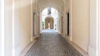 Mansion empat tingkat ini dibangun oleh arsitek Renaisans Giacomo Della Porta pada tahun 1532-1602 (dikenal karena karyanya di Basilika Dome of St. Peters yang ikonik setelah berkolaborasi dengan Michelangelo yang agung), dan Girolamo Rainaldi (1570-1655). Istimewa/CNBC/Society Group PR.
