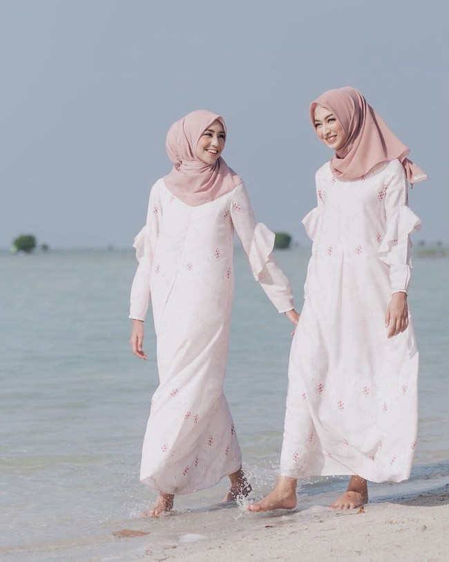 Belum lama bergabung dengan Zaura Models, namanya cukup cepat dikenal oleh para hijabers. Ia sering menjadi model banyak desainer hingga brand lokal seperti Barli Asmara hingga KAMI. Foto: Instagram/WearingKlamby