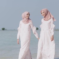 Belum lama bergabung dengan Zaura Models, namanya cukup cepat dikenal oleh para hijabers. Ia sering menjadi model banyak desainer hingga brand lokal seperti Barli Asmara hingga KAMI. Foto: Instagram/WearingKlamby