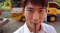 Tuh kan, lagi-lagi minum frappuccino. Kali ini ia mendapat segelas frappuccino dari support truck yang ada di lokasi syutingnya. Kira-kira food truck itu dikirim oleh siapa, ya?Foto: Instagram otaecyeonk