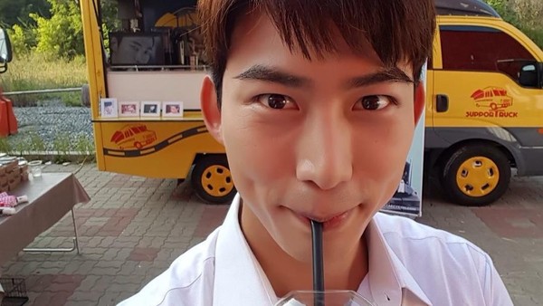 Kangen Sama Taecyeon? Intip Gaya Kerennya Saat Kulineran!