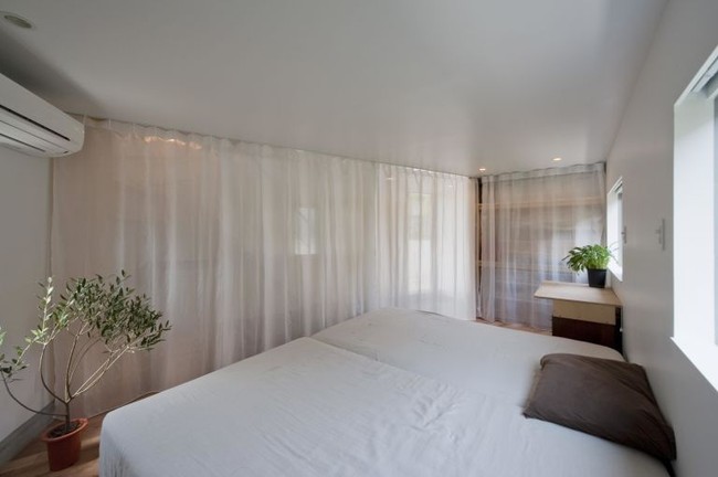 Kamar tidur dilengkapi dengan tirai yang bisa dibuka-tutup, sehingga penghuni rumah tetap memiliki privasi jika ada tamu yang datang. (Foto: Dok. Mizuishi Architect Atelier/ Hiroshi Tanigawa)