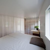 Kamar tidur dilengkapi dengan tirai yang bisa dibuka-tutup, sehingga penghuni rumah tetap memiliki privasi jika ada tamu yang datang. (Foto: Dok. Mizuishi Architect Atelier/ Hiroshi Tanigawa)