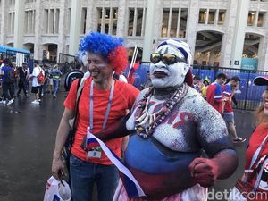 Gaya Nyentrik Suporter asal Kamerun Pendukung Rusia: Cat Sekujur Tubuh