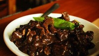Di Filipina, ada hidangan mirip kari namanya Dinugan. Dibuat dari darah Babi, dengan potongan daging, dan kuah kental berwarna hitam dari darah yang dicampur dengan bawang putih, cabai, dan cuka. Foto: Istimewa