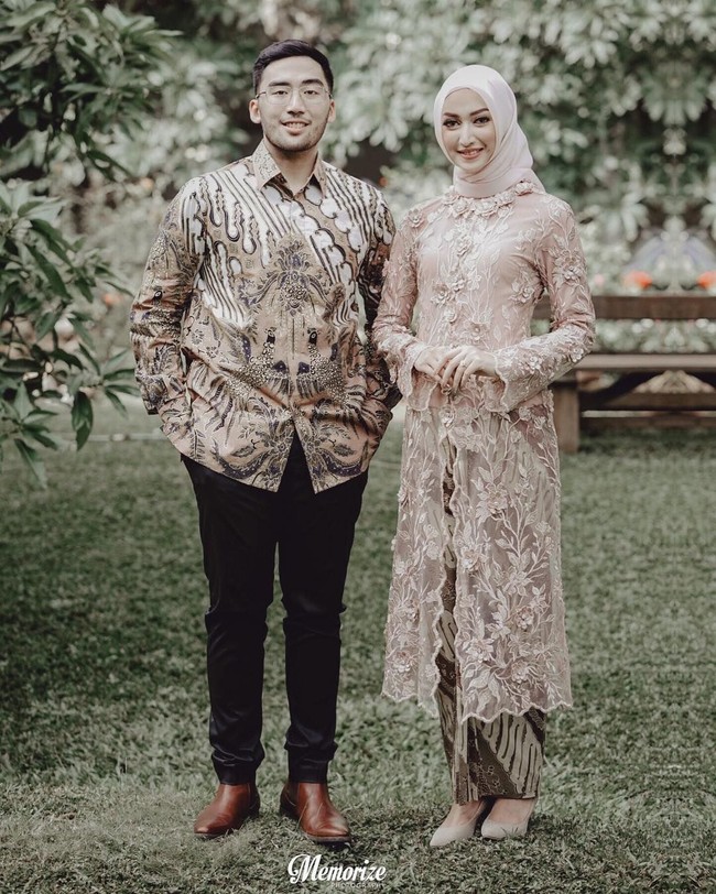 Saat bertunangan, Indira juga tampil menawan dengan kebaya modern. Kebaya yang berpotongan seperti tunik itu mengambil warna lembut dengan beading yang cantik. Foto: Instagram/IndiraHapsari
