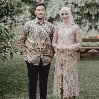 Saat bertunangan, Indira juga tampil menawan dengan kebaya modern. Kebaya yang berpotongan seperti tunik itu mengambil warna lembut dengan beading yang cantik. Foto: Instagram/IndiraHapsari