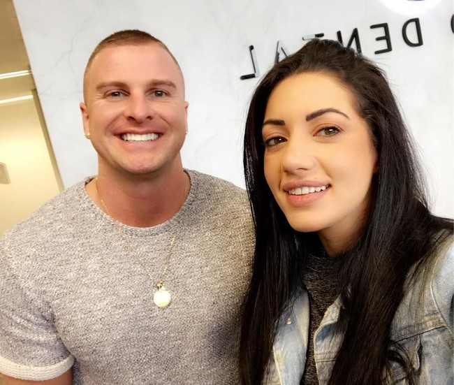 Biasanya lamaran pernikahan dilakukan di tempat romantis seperti taman atau cafe. Tapi, pria asal Selandia Baru ini punya caranya yang unik, dan melakukan lamaran pernikahannya di lapangan sepakbola dengan biaya yang fantastis. Foto: Instagram