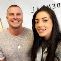 Biasanya lamaran pernikahan dilakukan di tempat romantis seperti taman atau cafe. Tapi, pria asal Selandia Baru ini punya caranya yang unik, dan melakukan lamaran pernikahannya di lapangan sepakbola dengan biaya yang fantastis. Foto: Instagram