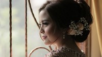 Dengan hiasan yang angun dan elegan, Tasya tampak cantik saat acara tersebut. Foto: Dok. Instagram/tasyakamila