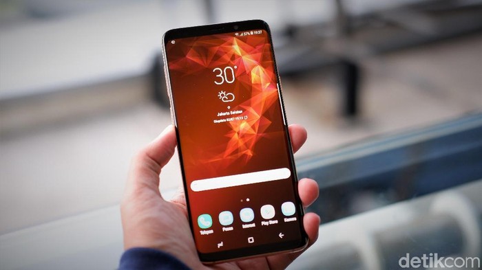 Samsung Galaxy S9 Plus, ponsel-ponsel penerusnya dapat kian minim bezel lewat teknologi SoD. (Foto: Adi Fida Rahman/detikINET) Samsung Galaxy S9 Plus, ponsel-ponsel penerusnya dapat kian minim bezel lewat teknologi SoD. (Foto: Adi Fida Rahman/detikINET)