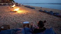 Saat Adzana menikmati keindahan pantai di Bali (adzanabs/Instagram)