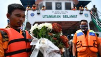 Prosesi tabur bunga oleh keluarga korban dan warga digelar di Danau Toba, Sumatera Utara, Senin (2/7/2018).