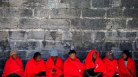 Diketahui beberapa waktu lalu pasukan penyelamatan Spanyol berhasil menyelamatkan lebih dari 700 imigran yang mencoba melintasi Laut Mediterania dari Afrika menuju Eropa. Gelombang migrasi yang terus berdatangan dari Timur Tengah dan Afrika membuat beberapa negara di Eropa menerapkan kebijakan ketat terkait dengan para imigran yang datang ke negera mereka. Diantaranya bahkan menolak kedatangan para imigran. Jon Nazca/Reuters.