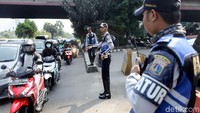 Petugas yang berjaga akan dibagi dalam dua shift. Shif pertama mulai pukul 06.00 WIB hingga 14.00 WIB kemudian pukul 14.00 WIB hingga 21.00 WIB.