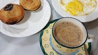 Kopi susu, pie dan telor ceplok jadi sarapan @mantylie27. Komplet dan mantap ya! Foto: detikFood @mantylie27