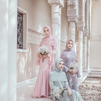 Tren hijab di Indonesia cukup cepat bergeser. Jika lima tahun lalu, banyak tutorial hijab ke kondangan yang super rumit, kini para hijabers yang memilih tampil simpel saat pergi ke kondangan. Tapi bagaimana ya agar tampilan sederhana tetap terasa spesial? Foto: Instagram/HamidahRachmayanti