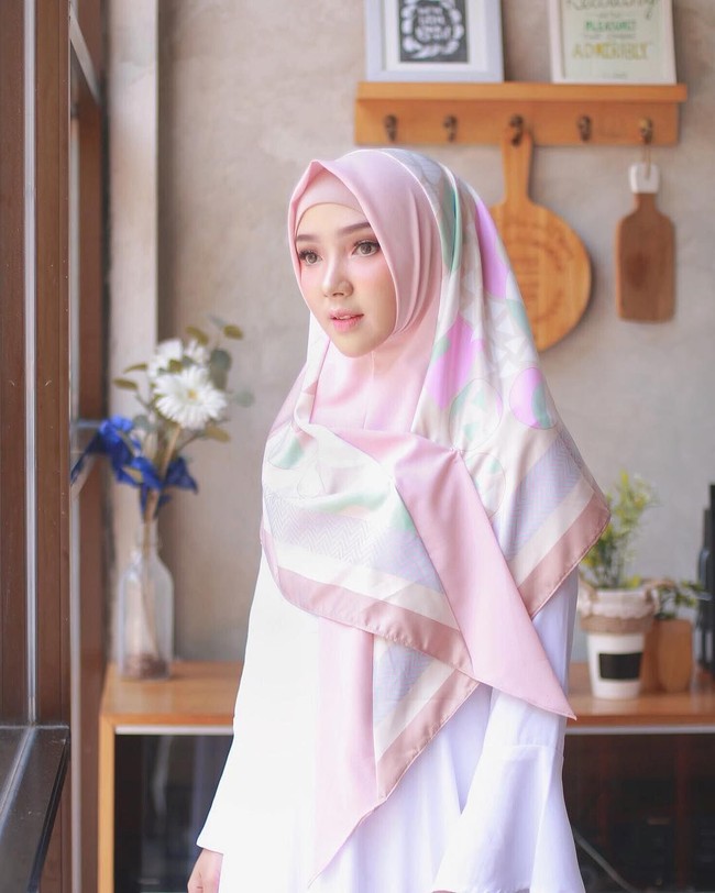 Hijab bermotif juga bisa jadi ide segar untuk hijabers yang ingin berpenampilan syar’i. Motif hijab yang cantik bisa membuat tampilan spesial tanpa gaya yang berlebihan. Foto: Instagram/Ayuindriati