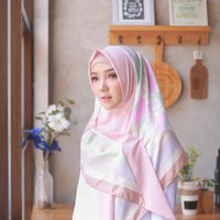 Hijab bermotif juga bisa jadi ide segar untuk hijabers yang ingin berpenampilan syar’i. Motif hijab yang cantik bisa membuat tampilan spesial tanpa gaya yang berlebihan. Foto: Instagram/Ayuindriati