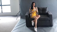 Shanika Silverio adalah pilot wanita lulusan sekolah penerbangan Airlink Flying School. Parasanya yang cantik dan bertubuh molek menjadikan ia banyak dibicarakan netizen. Lihat saja nih gaya ngopinya. Foto: instagram @shanikasilverio