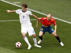 Iniesta baru bermain di babak kedua, tepatnya di menit ke-67 usai masuk menggantikan David Silva. Ketika itu, Spanyol vs Rusia masih berimbang 1-1. (Foto: Maxim Shemetov/Reuters)