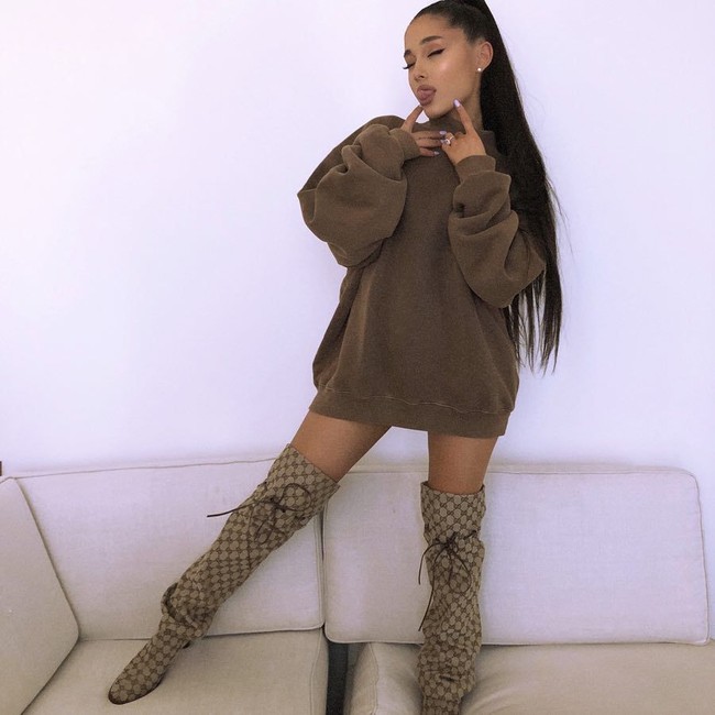 Wanita yang telah bertunangan dengan aktor dan komedian Pete Davidson itu sering terlihat hanya menggunakan sweater. Ariana memilih meninggalkan celananya dan tampil seksi dengan pakaian minim. Foto: dok. Instagram (@arianagrande)