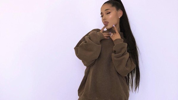 Foto: Gaya Seksi Ariana Grande yang Ikuti Tren Pakai Baju Tanpa Celana