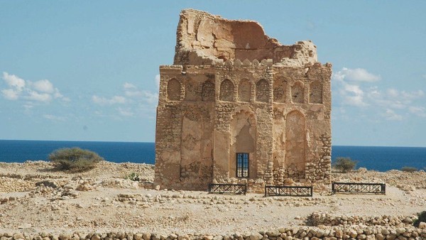 Di sebelah timur wilayah Oman, terdapat Kota Kuno Qalhat yang dikelilingi dinding. Kota ini menjadi saksi peninggalan arkelogi yang unik. (UNESCO) Di sebelah timur wilayah Oman, terdapat Kota Kuno Qalhat yang dikelilingi dinding. Kota ini menjadi saksi peninggalan arkelogi yang unik. (UNESCO)