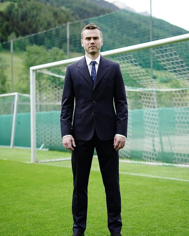 Gaya Akinfeev tanpa jersey bola. Setelan jas membuat postur tubuhnya terkesan lebih gagah. Foto: Dok. Getty Images