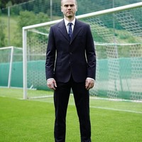 Gaya Akinfeev tanpa jersey bola. Setelan jas membuat postur tubuhnya terkesan lebih gagah. Foto: Dok. Getty Images