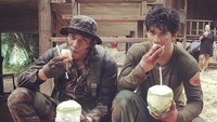 Gaya Iko dan Tony Jaa saat break syuting. Dok. Instagram/iko.uwais