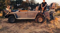 Icardi memulainya dari Afrika. Tidak disebutkan di mana lokasinya, dia terlihat melakukan safari di padang savana (mauroicardi/Instagram)
