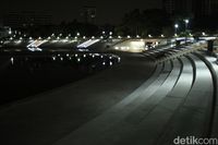 Kolam dan tempat duduk berupa amphitheater di sisi monumen (Randy/detikTravel)