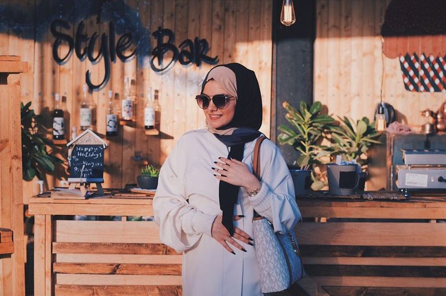 Di keseharian Leesa, ia juga sering tampil mengenakan abaya. Busana abaya memang jadi baju tradisional Arab yang tertutup dan sesuai syariat Islam. Foto: Instagram/LeesaSeal