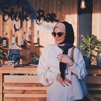 Di keseharian Leesa, ia juga sering tampil mengenakan abaya. Busana abaya memang jadi baju tradisional Arab yang tertutup dan sesuai syariat Islam. Foto: Instagram/LeesaSeal