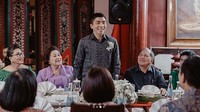 Sang kekasih yakni Benyamin Pandelaki mantap melamar sang kekasih yakni Lolita Agustine. Foto: Dok. Instagram/benopandelaki