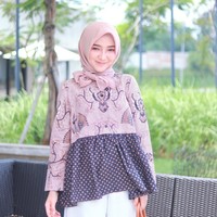 Tahun 2018, bahan yang jadi favorit adalah bahan voile. Memang secara tampilan, bahan ini terlalu flowy dan doff untuk tampilan spesial. Tapi, tetap bisa disiasati dengan aksen pita di bawah leher seperti tampilan selebgram Ayu Indriati ini. Foto: Instagram/AyuIndriati