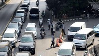 Salah satunya adalah kawasan Slipi, Jakarta Barat.  Beberapa petugas Dishub DKI Jakarta bekerja sama dengan Ditlantas Polda Metro Jaya bersiaga di Kawasan Slipi untuk mengatur lalu lintas sekaligus memberikan sosialisasi kepada pengendara terkait dengan perluasan sistem ganjil genap yang mulai berlaku di kawasan tersebut.