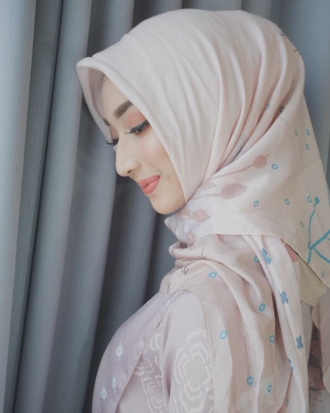 Selain bekerja sebagai model muslimah, Indira juga berbisnis hijab. Ia menjual produk hijab motif bernama Bouqet by Rania.  Foto: Instagram/IndiraHapsari