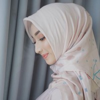 Selain bekerja sebagai model muslimah, Indira juga berbisnis hijab. Ia menjual produk hijab motif bernama Bouqet by Rania.  Foto: Instagram/IndiraHapsari