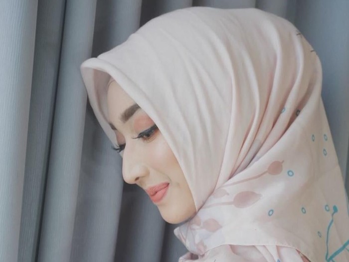 Gaya Hijab Indira Hapsari Model Muslimah