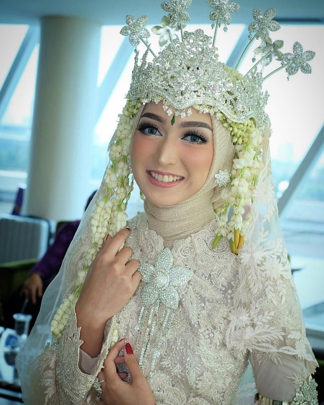 Indira melepas masa lajangnya hari Minggu (01/07/2018). Ia resmi menikah dengan Maudi Rezki. Ia tampil cantik dengan busana adat Sunda saat ijab kabul. Foto: Instagram/IndiraHapsari